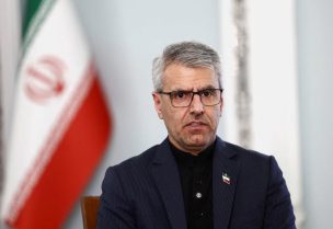 إسماعيل بقائي المتحدث باسم وزارة الخارجية الإيرانية يتحدث خلال مقابلة في طهران يوم 5 أبريل نيسان 2026. صورة من وكالة أنباء غرب آسيا (وانا) حصلت عليها رويترز من طرف ثالث.