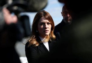 مود بريجون وزيرة الدولة للطاقة في فرنسا تتحدث إلى الصحفيين على متن قارب لا باري دو مونت غرب فرنسا يوم 2 أبريل نيسان 2026. تصوير: ستيفان ماهي - رويترز