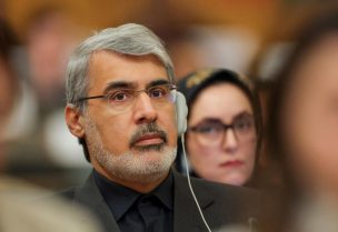 علي بحريني السفير الإيراني لدى الأمم المتحدة في جنيف لدى حضوره جلسة لمجلس حقوق الإنسان في الأمم المتحدة في جنيف يوم 16 مارس آذار 2026. تصوير: دينيس باليبوس - رويترز