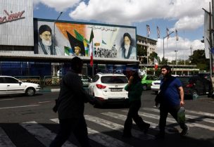 الناس يسيرون في أحد شوارع طهران بإيران يوم الأربعاء بعد إعلان الرئيس الأمريكي دونالد ترامب موافقته على وقف إطلاق النار مع إيران لمدة أسبوعين. صورة من وكالة أنباء غرب آسيا حصلت عليها رويترز من طرف ثالث.
