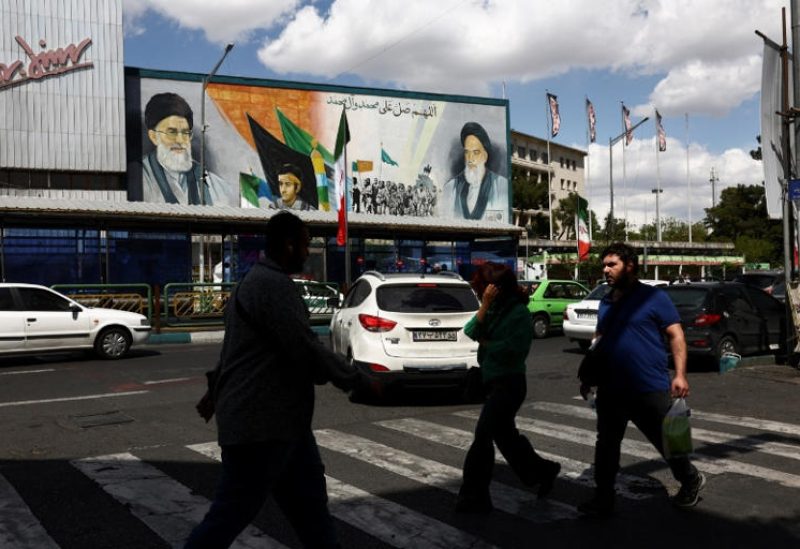 الناس يسيرون في أحد شوارع طهران بإيران يوم الأربعاء بعد إعلان الرئيس الأمريكي دونالد ترامب موافقته على وقف إطلاق النار مع إيران لمدة أسبوعين. صورة من وكالة أنباء غرب آسيا حصلت عليها رويترز من طرف ثالث.
