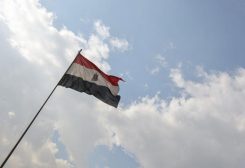 علم مصر في صورة من أرشيف رويترز.