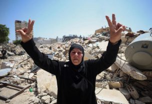 امرأة ترسم إشارة سلام في موقع غارة إسرائيلية نفذت قبل دخول وقف إطلاق النار بين لبنان وإسرائيل الذي استمر 10 أيام حيز التنفيذ، في مدينة صور بلبنان يوم 17 أبريل نيسان 2026. تصوير: لويزا جولياماكي - رويترز