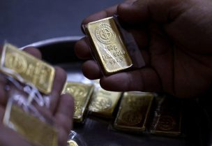صائغ مصري يحمل سبيكة ذهبية خلال مقابلة مع رويترز مع ارتفاع الطلب على السبائك والعملات الذهبية في مصر في القاهرة، مصر يوم 9 مارس آذار 2026. تصوير: محمد عبد الغني - رويترز