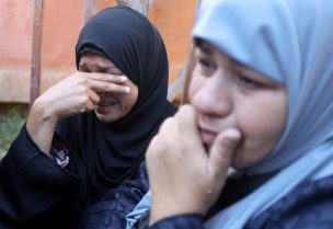 سيدتان تبكيان أثناء تشييع جنازة فلسطينيين قتلوا في غارة إسرائيلية، في مستشفى ناصر في خان يونس جنوب قطاع غزة يوم 25 أبريل نيسان 2026. تصوير: رمضان عبد - رويترز
