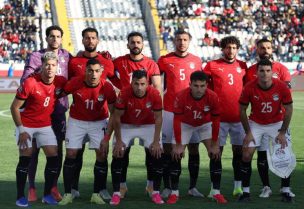 لاعبو منتخب مصر يقفون لالتقاط صورة جماعية قبل مباراة فريقهم أمام نيجيريا في كأس الأمم الأفريقية لكرة القدم في الدار البيضاء بالمغرب يوم 17 يناير كانون الثاني 2026. تصوير: عمرو عبد الله دلش - رويترز