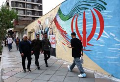 إيرانيون يسيرون في أحد شوارع طهران يوم 20 أبريل نيسان 2026. صورة من وكالة أنباء غرب آسيا (وانا) حصلت عليها رويترز من طرف ثالث.