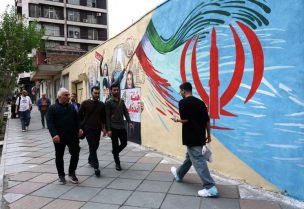 إيرانيون يسيرون في أحد شوارع طهران يوم 20 أبريل نيسان 2026. صورة من وكالة أنباء غرب آسيا (وانا) حصلت عليها رويترز من طرف ثالث.
