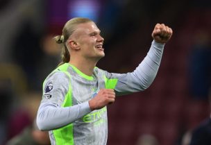 إيرلينغ هالاند لاعب مانشستر سيتي يحتفل بعد مباراة فريقه أمام بيرنلي في بيرنلي يوم 22 أبريل نيسان 2026. تصوير: سكوت هيبيل - رويترز
