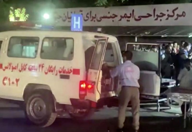 لقطة شاشة تُظهر سيارة إسعاف ووصول أشخاص إلى مستشفى بعد هجوم في مطار كابول بصورة من أرشيف رويترز.