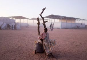 لاجئة سودانية من مدينة الفاشر - رويترز