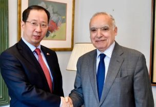 وزير الثقافة اللبناني غسان سلامة والسفير الصيني في لبنان تشن تشواندنغ