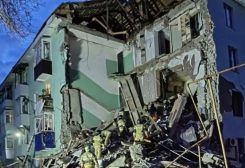 انهيار جزء من بناية سكنية في منطقة سيزران بعد ما وصفته السلطات المحلية بأنه هجوم بطائرة أوكرانية بدون طيار