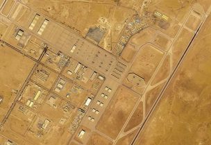 صورة بالأقمار الصناعية تظهر طائرات في قاعدة الأمير سلطان الجوية في المملكة العربية السعودية