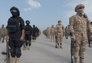عناصر من الحرس الثوري الإيراني أثناء مشاركتهم في مناورة في جنوب إيران
