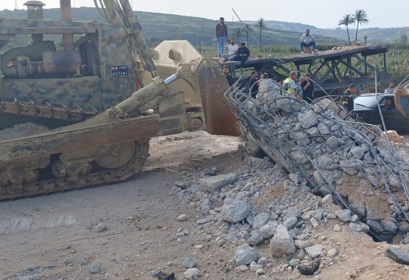 وحدات من الجيش تعمل على فتح جسر القاسمية البحري