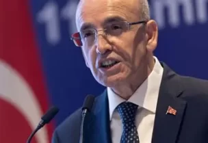 وزير المالية التركي محمد شيمشيك يتحدث خلال اجتماع في إسطنبول بصورة من أرشيف رويترز.