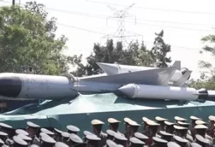 عرض صاروخ إيراني خلال استعراض بمناسبة اليوم الوطني للجيش الإيراني بطهران في صورة من أرشيف رويترز.