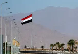 علم مصر في منتجع شرم الشيخ على البحر الأحمر يوم 12 أكتوبر تشرين الأول 2025. تصوير: عمرو عبد الله دلش - رويترز