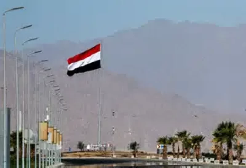 علم مصر في منتجع شرم الشيخ على البحر الأحمر يوم 12 أكتوبر تشرين الأول 2025. تصوير: عمرو عبد الله دلش - رويترز