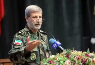 أمير حاتمي القائد العام للقوات المسلحة الإيرانية يتحدث خلال اجتماع مع طلاب الأكاديمية العسكرية في طهران في هذه الصورة التي تم الحصول عليها يوم 7 يناير كانون الثاني 2026. صورة لوكالة غرب آسيا للأنباء حصلت عليها رويترز من طرف ثالث.