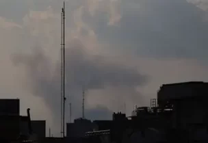 دخان يتصاعد عقب غارة جوية في طهران يوم الأول من أبريل نيسان 2026. صورة من وكالة أنباء غرب آسيا (وانا) حصلت عليها رويترز من طرف ثالث.