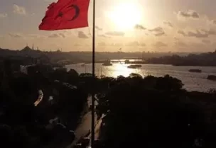 العلم التركي يرفرف في إسطنبول بتركيا بصورة من أرشيف رويترز.
