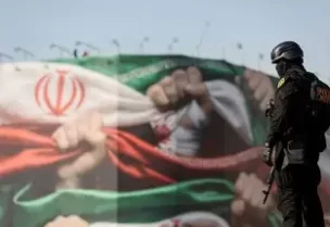 أحد أفراد الشرطة الإيرانية يحضر مسيرة مؤيدة للحكومة في طهران يوم 12 يناير كانون الثاني 2026. صورة لوكالة أنباء غرب آسيا حصلت عليها رويترز من طرف ثالث.
