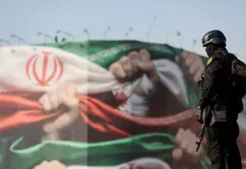 أحد أفراد الشرطة الإيرانية يحضر مسيرة مؤيدة للحكومة في طهران يوم 12 يناير كانون الثاني 2026. صورة لوكالة أنباء غرب آسيا حصلت عليها رويترز من طرف ثالث.