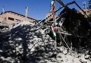 علم إيراني معلق وسط أنقاض مبنى جامعة تضرر في غارة جوية بطهران يوم 7 أبريل نيسان 2026. صورة من وكالة أنباء غرب آسيا حصلت عليها وكالة رويترز من طرف ثالث.