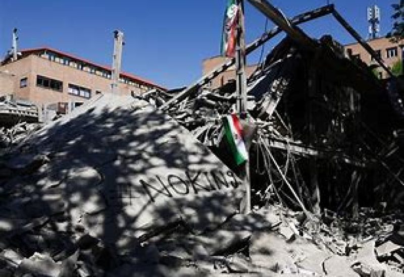 علم إيراني معلق وسط أنقاض مبنى جامعة تضرر في غارة جوية بطهران يوم 7 أبريل نيسان 2026. صورة من وكالة أنباء غرب آسيا حصلت عليها وكالة رويترز من طرف ثالث.