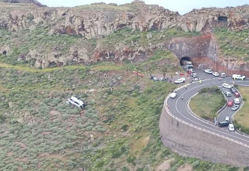 صورة التقطت من الجو لموقع تحطم حافلة سياحية عقب انحرافها عن الطريق وسقوطها في واد بجزيرة لا جوميرا بجزر الكناري الإسبانية. رويترز
