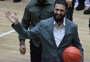 الرئيس السوري أحمد الشرع خلال افتتاح مباراة لبنان وسوريا الودية لكرة السلة في صالة الفيحاء بدمشق