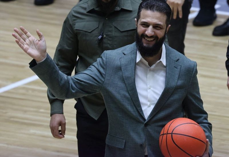 الرئيس السوري أحمد الشرع خلال افتتاح مباراة لبنان وسوريا الودية لكرة السلة في صالة الفيحاء بدمشق