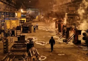من استهداف مصنع للحديد في الأهواز، جنوب غربي إيران (أرشيفية - فرانس برس)