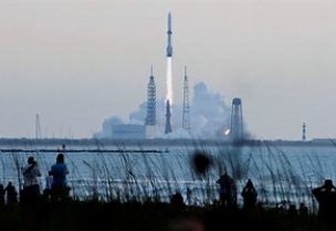صاروخ نيو جلين ينطلق من محطة كيب كنافيرال الفضائية في فلوريدا يوم 19 أبريل نيسان 2026. تصوير: جو سكيبر - رويترز