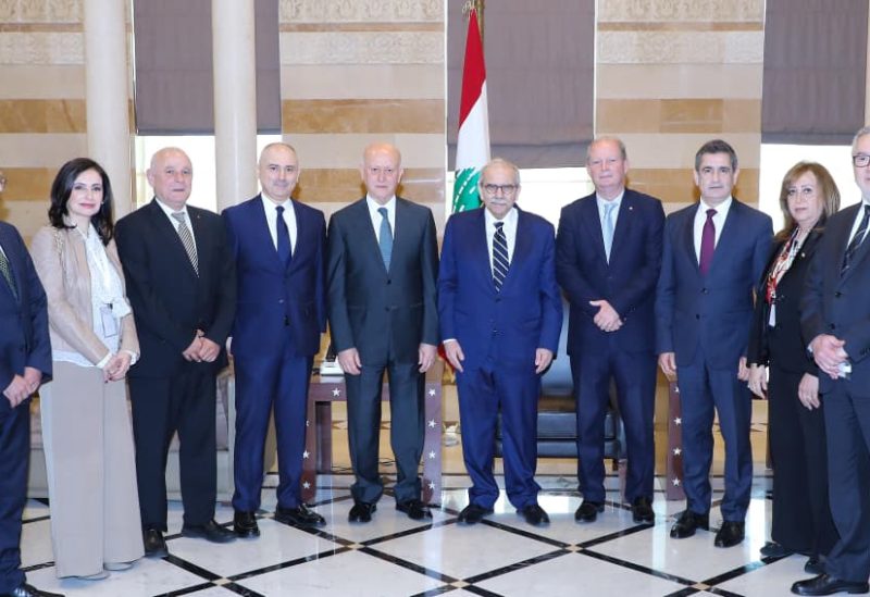 رئيس مجلس الوزراء نواف سلام مع وفد من "الجبهة السيادية" في السراي الحكومي