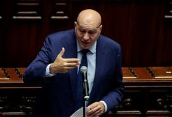 وزير الدفاع الإيطالي جويدو كروزيتو يتحدث أمام البرلمان في روما يوم 25 سبتمبر أيلول 2025. تصوير: ريمو كاسيلي - رويترز