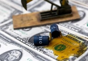 صورة توضيحية لبراميل نفط ورافعة نفطية وأوراق نقدية من الدولار الأمريكي. التقطت الصورة في 6 يونيو حزيران 2023. تصوير: دادو روفيتش - رويترز