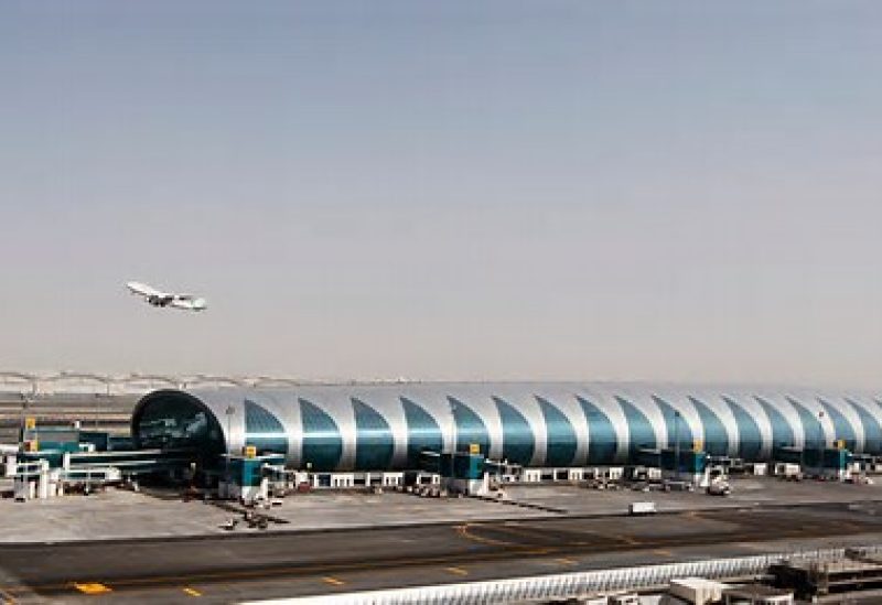 طائرة تقلع بمن مطار دبي بصورة من أرشيف رويترز.