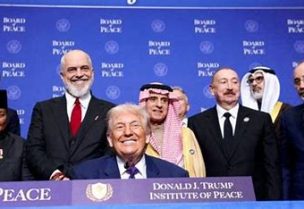 الرئيس الأمريكي دونالد ترامب، والرئيس الإندونيسي برابوو سوبيانتو، والرئيس الأذربيجاني إلهام علييف وأعضاء آخرون خلال صورة تذكارية في أثناء حضورهم الاجتماع الافتتاحي لمجلس السلام في معهد السلام الأمريكي بواشنطن يوم 19 فبراير شباط 2026. تصوير: كيفن لامارك - رويترز