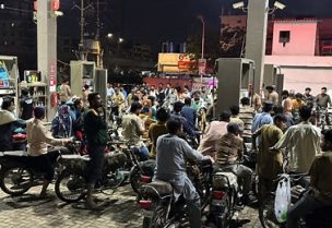 مجموعات تنتظر دورها للتزود بالوقود في محطة بنزين في كراتشي يوم 2 أبريل نيسان 2026. تصوير: وسيم ستار - رويترز