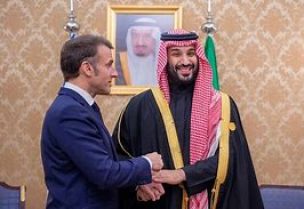 ولي العهد السعودي الأمير محمد بن سلمان يلتقي الرئيس الفرنسي إيمانويل ماكرون في الرياض بصورة من وكالة الأنباء السعودية حصلت عليها رويترز من طرف ثالث. صورة من أرشيف رويترز.
