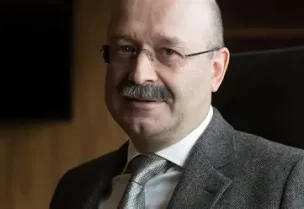 المصرفي الروسي البارز ووزير مالية سابق ميخائيل زادورنوف خلال مقابلة مع رويترز في موسكو بصورة من أرشيف رويترز.
