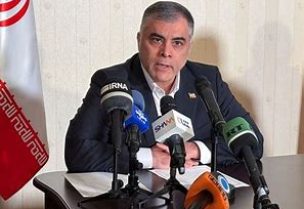 وزير النفط الإيراني محسن باك نجاد يدلي ببيان في موسكو يوم 25 أبريل نيسان 2025. تصوير: أولسيا أستاخوفا - رويترز