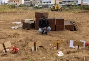 حسين صالح يعرض صورة ابنته بجوار قبرها في صور بلبنان يوم 7 أبريل نيسان 2026. تصوير: عدنان العبيدي - رويترز