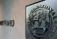 شعار صندوق النقد الدولي خارج مبنى المقر الرئيسي للصندوق في واشنطن بصورة من أرشيف رويترز.
