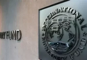 شعار صندوق النقد الدولي خارج مبنى المقر الرئيسي للصندوق في واشنطن بصورة من أرشيف رويترز.