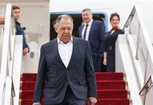 وزير الخارجية الروسي سيرجي لافروف ينزل من الطائرة أثناء وصوله إلى مطار بكين يوم 14 أبريل/نيسان 2026. صورة لوزارة الخارجية الروسية حصلت عليها رويترز من طرف ثالث.