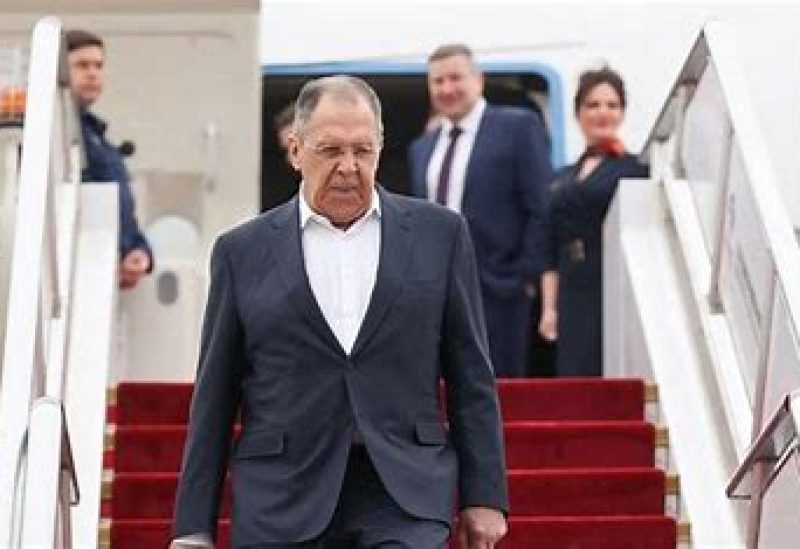 وزير الخارجية الروسي سيرجي لافروف ينزل من الطائرة أثناء وصوله إلى مطار بكين يوم 14 أبريل/نيسان 2026. صورة لوزارة الخارجية الروسية حصلت عليها رويترز من طرف ثالث.